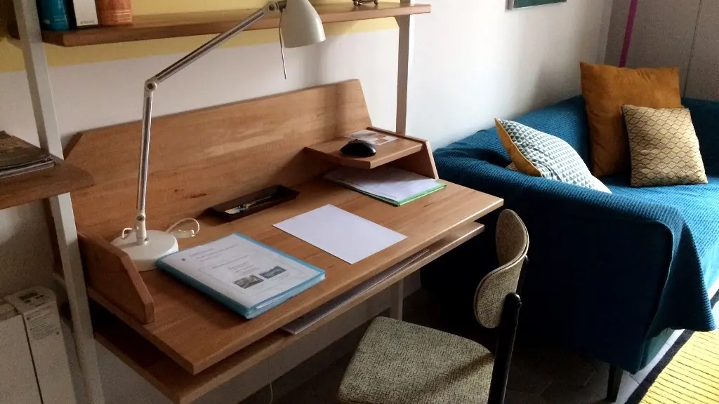 Un bureau en poirier dans le séjour, un autre dans la chambre