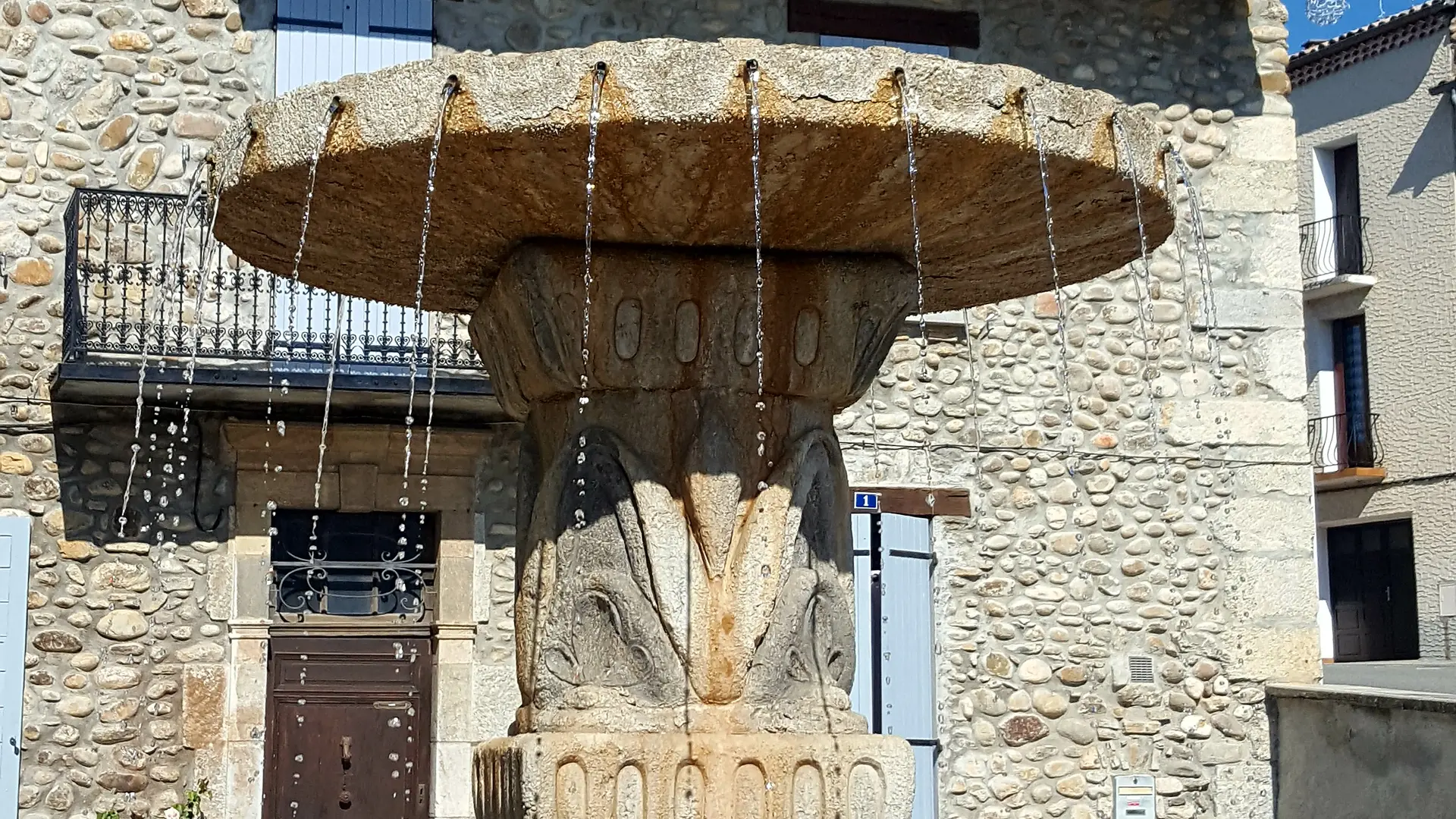 La fontaine de la place du village