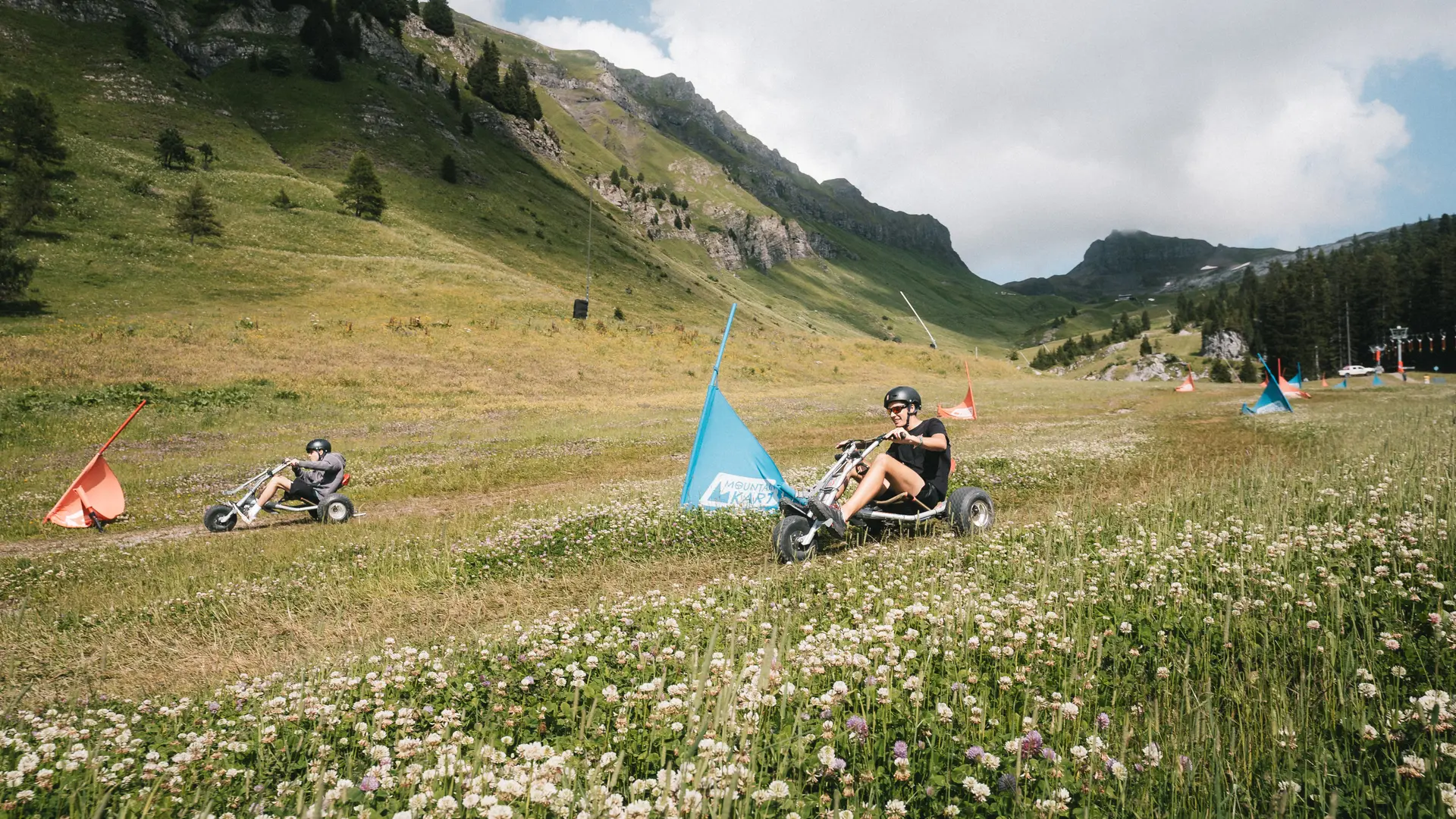 Descente en kart sur deux parcours ponctués de virages en slalom