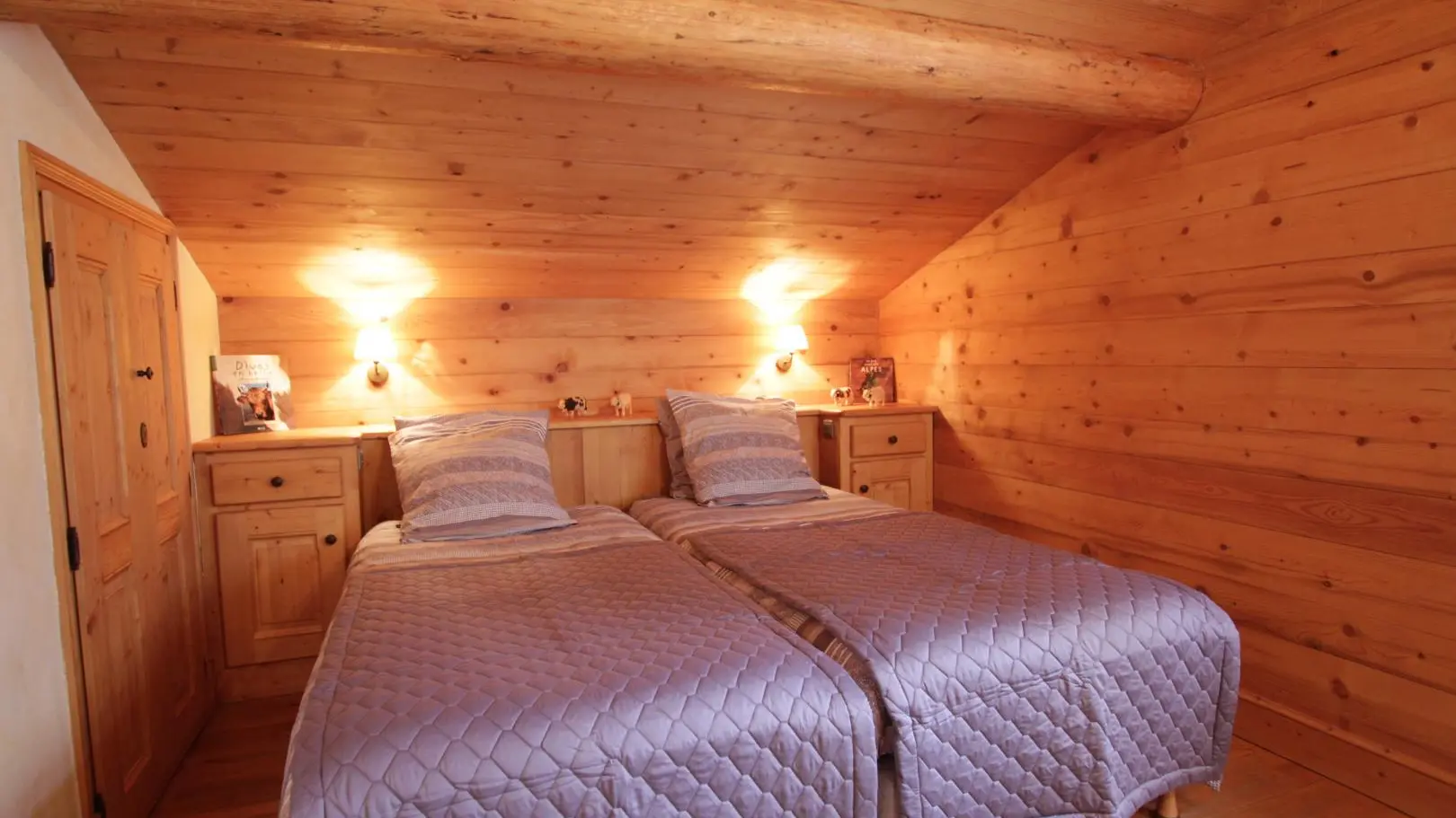 Au même niveau supérieur, chambre avec 2 lits 90cm jumelables.