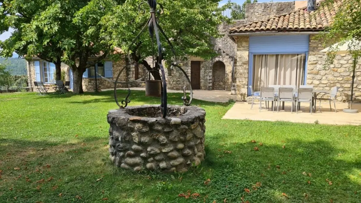 Puits dans le jardin