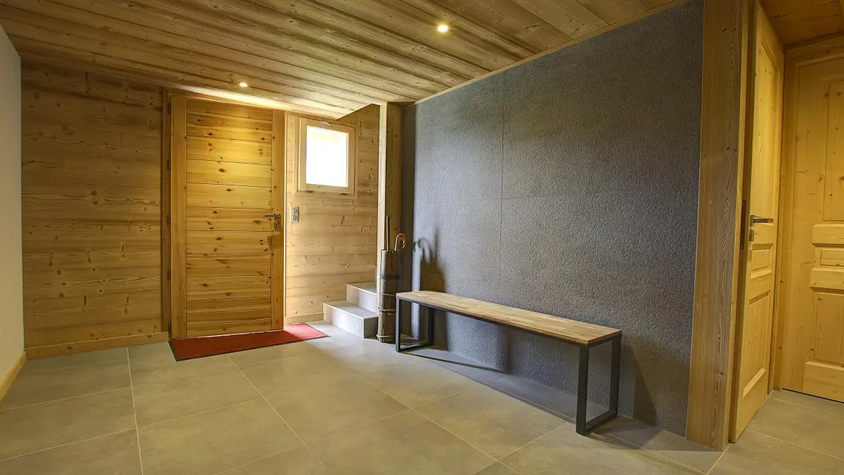 Ambiance bois et pierre.