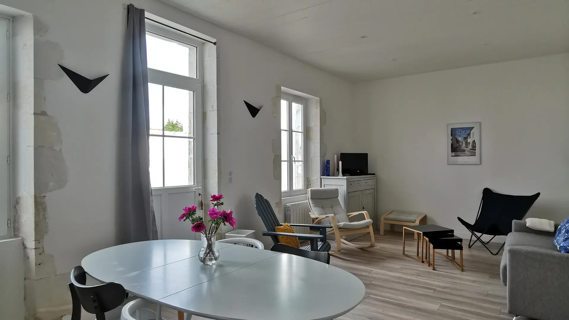 Wohnzimmer mit Blick auf den Innenhof