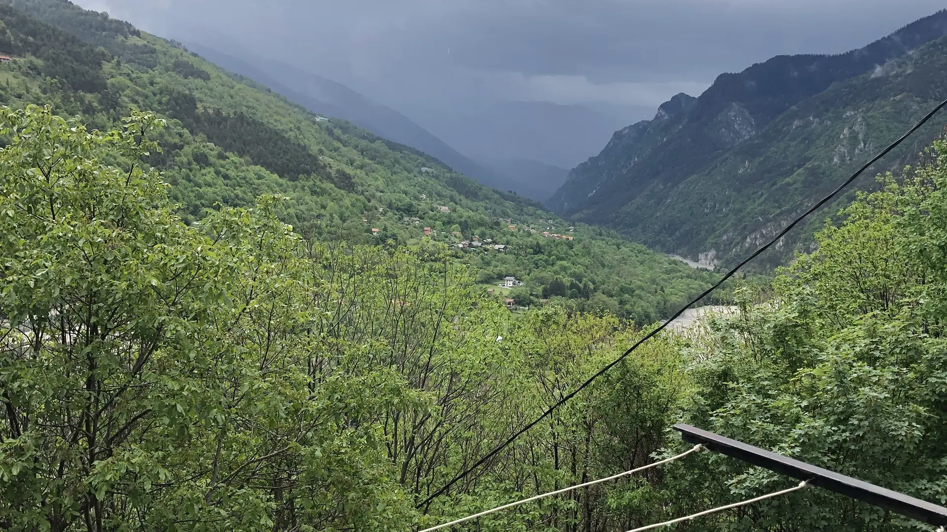 Vue du balcon sur vallée, montagne et Venanson