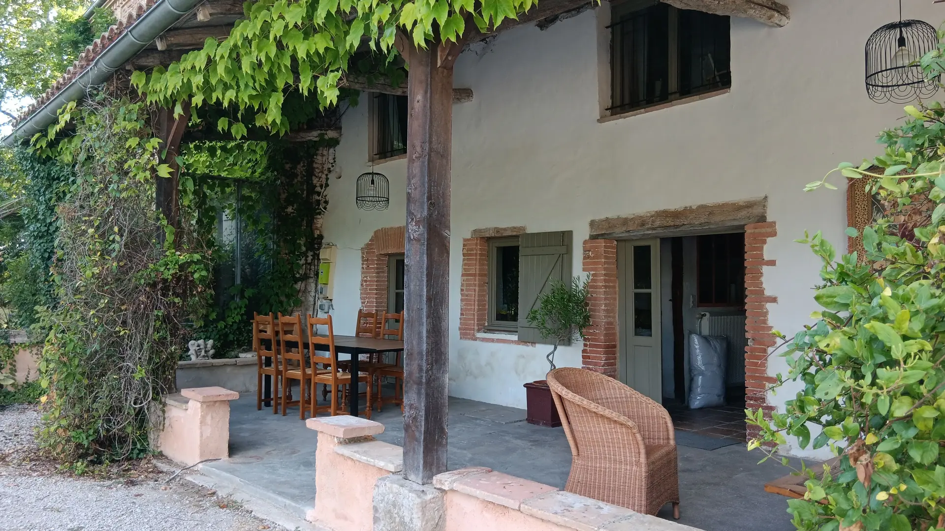 Sa terrasse privative couverte avec son espace repas