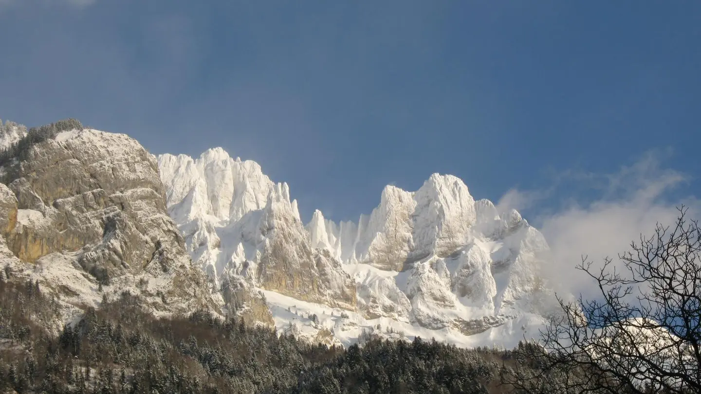 De la Chambre, vue sur les Aiguilles de
Warens.
