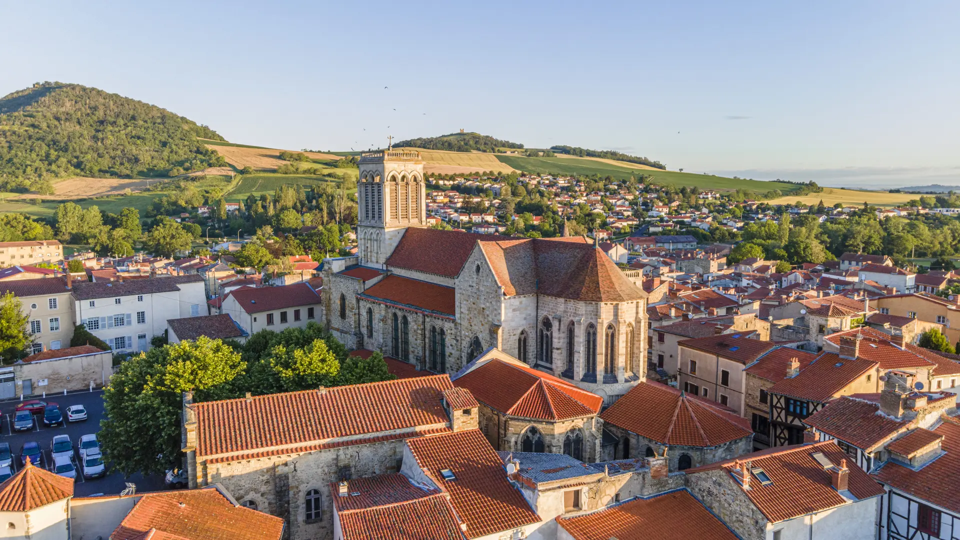 Vue sur Billom et l'église Saint Cerneuf