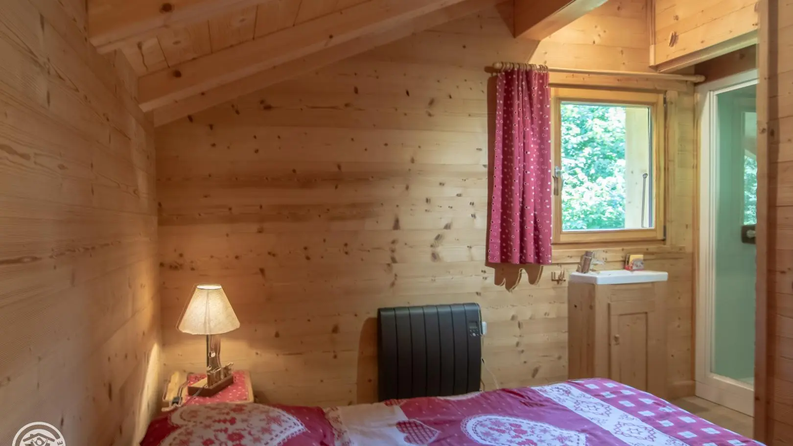 Dans cette chambre, coin douche et lave-main.