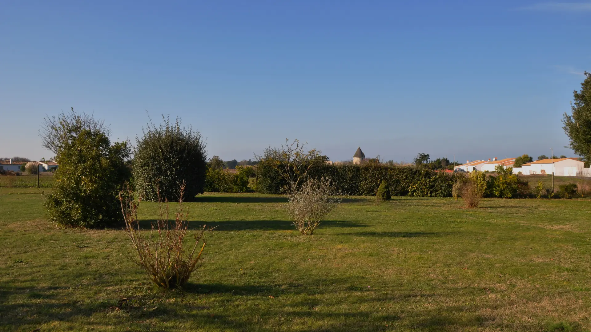 Grand extérieur avec vue sur l'un des anciens moulins d'Ars-en-Ré