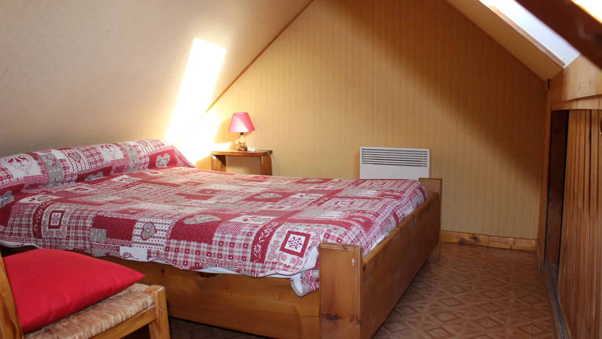 chambre dortoir  sous le toit