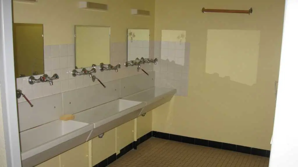 DES LAVABOS A L'ETAGE