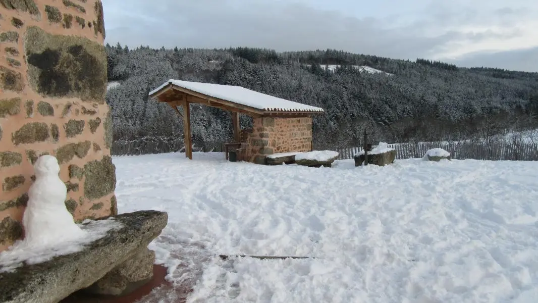 la campagne immaculée et la réalisation  de petits bonhommes de neige