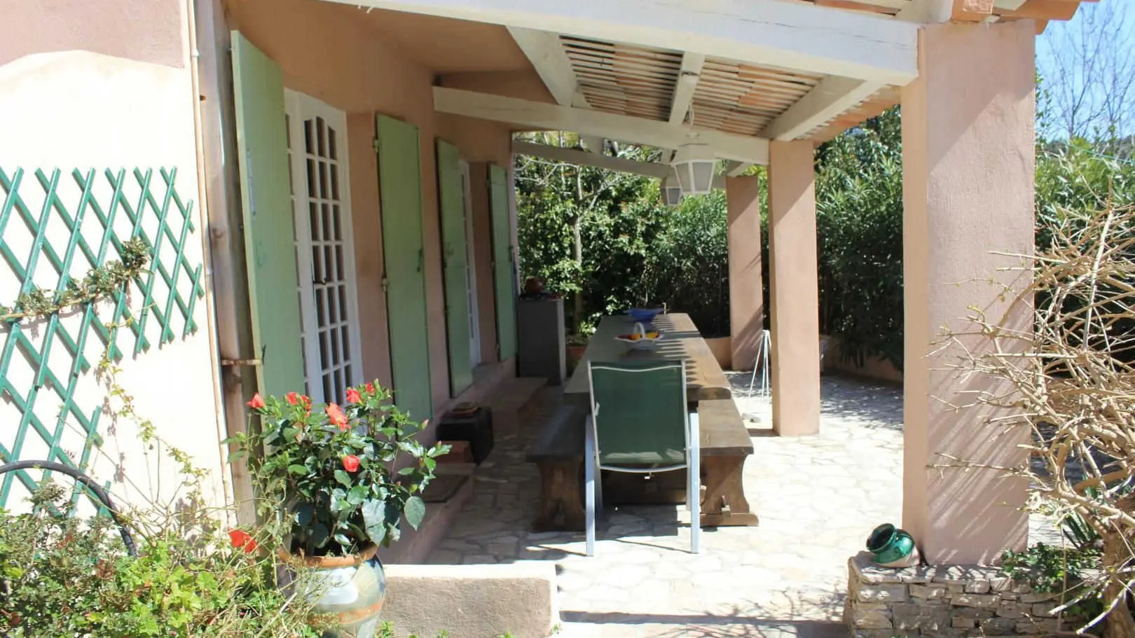 Gîte La source-Terrasse couverte-Vallauris Golfe Juan-Gîtes de France Alpes-Maritimes.