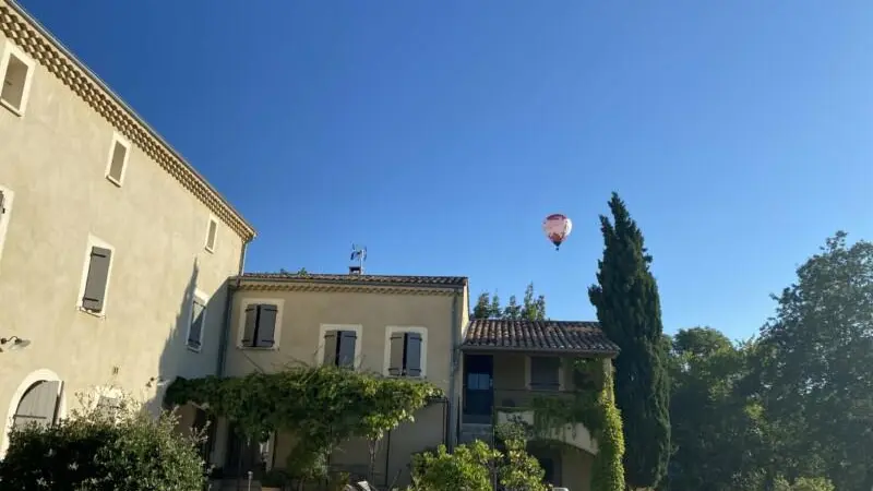 La propriété survolée par une montgolfière