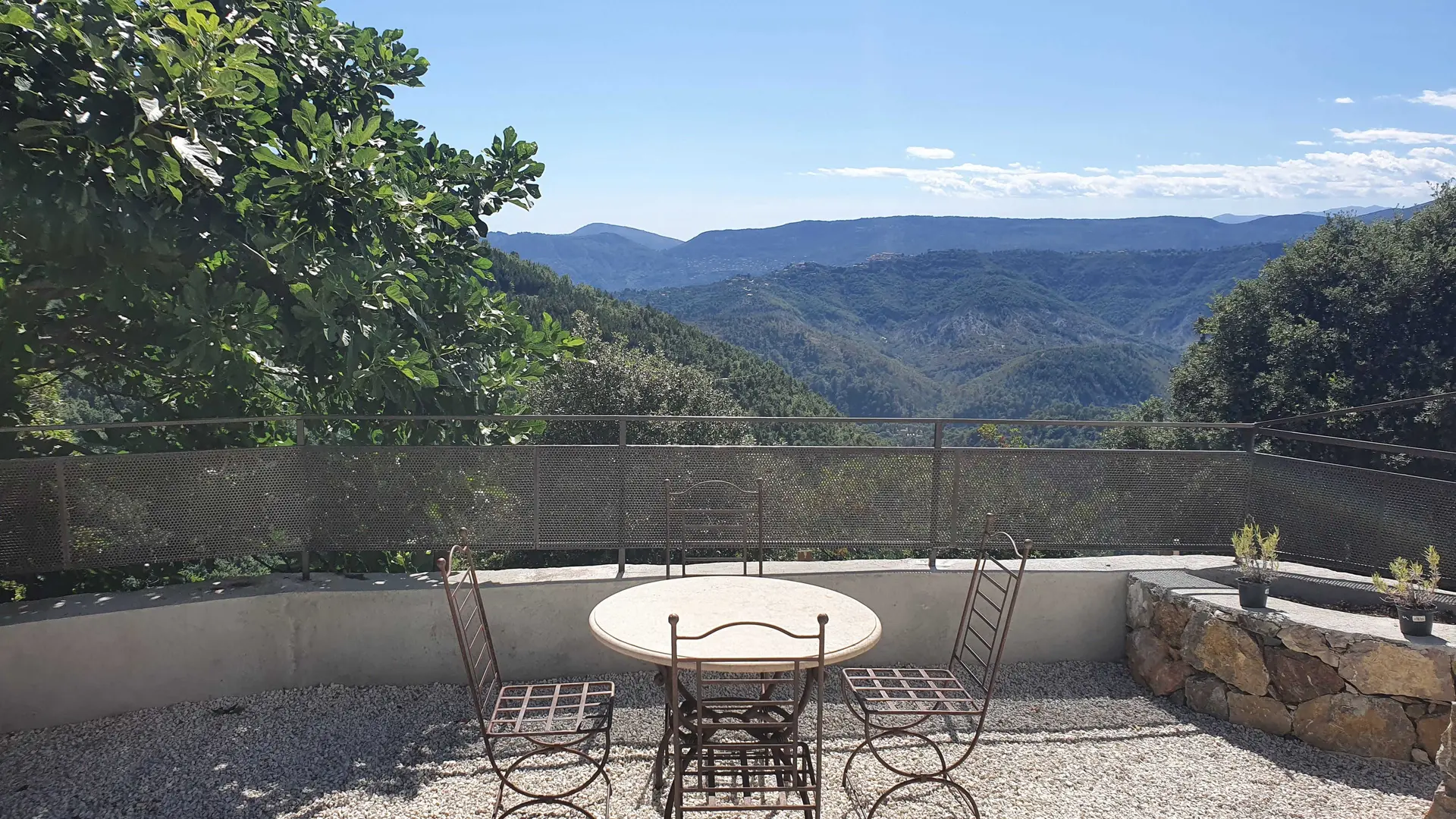 Joyanna-Coin repas extérieur-Touët-de-l'Escarène-Gîtes de France des Alpes-Maritimes