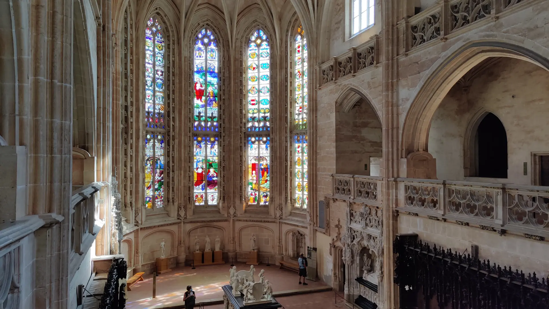 Choeur et tombeaux princiers