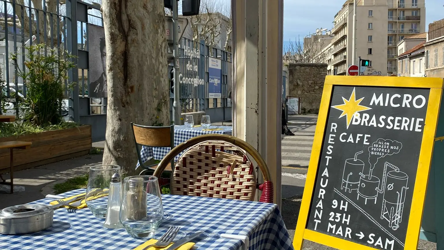 table vue exterieur vers intérieur