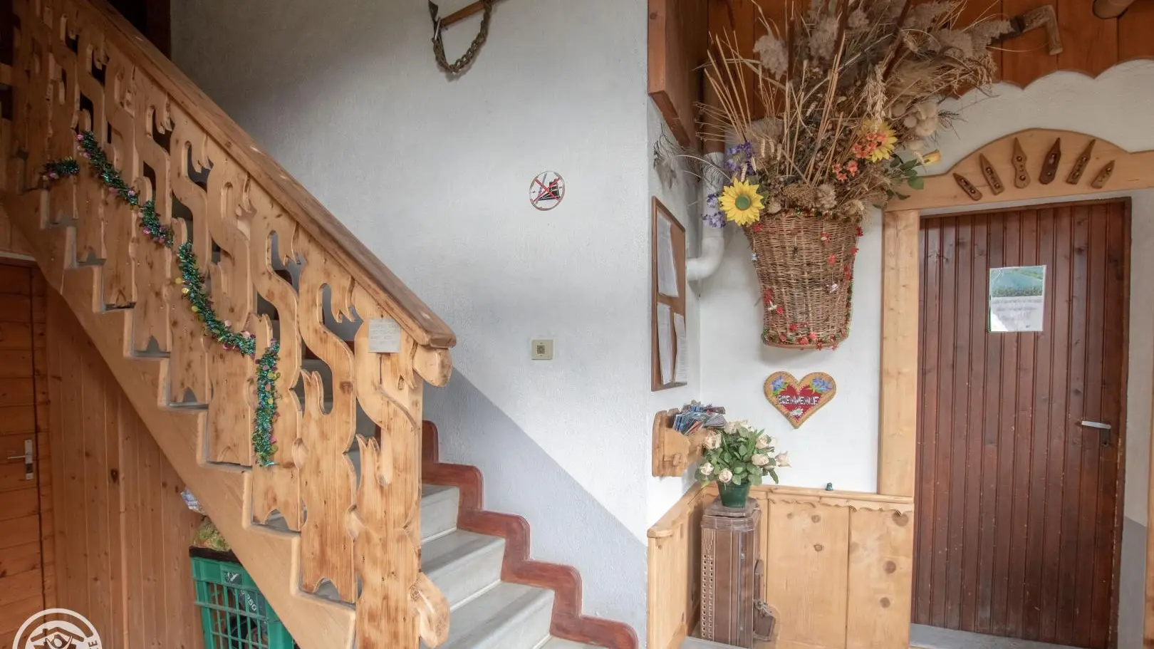 Escalier d'accès au gîte.
La porte sur la droite correspond au local skis/vélos commun.