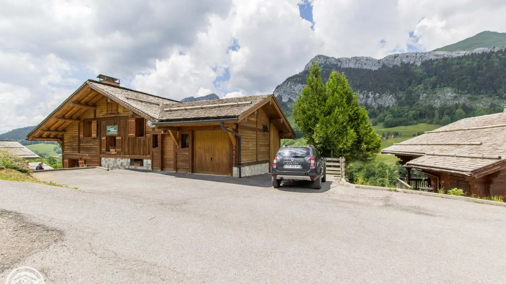 accès et parking véhicules: 2 places extérieures, 1 dans le garage fermé