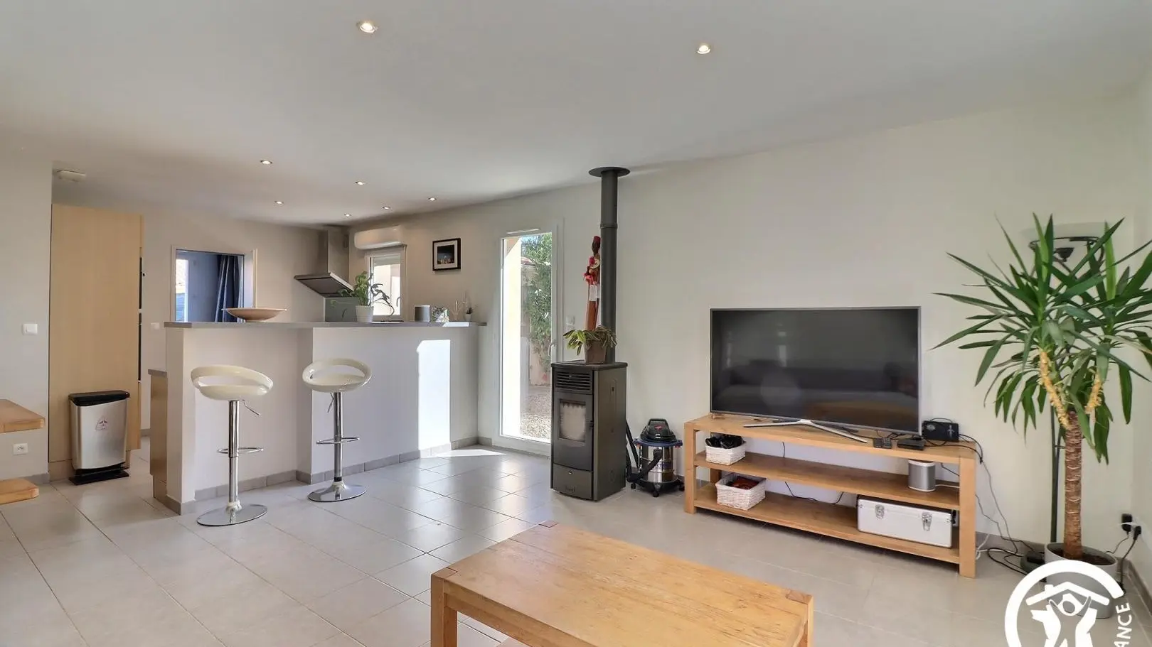 écran incurvé relié à la fibre par le décodeur Orange