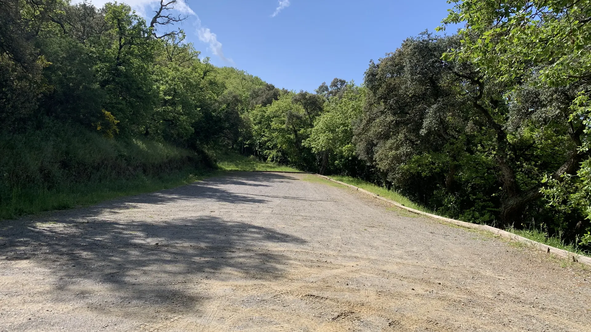 Places de stationnement derrière le cimetière