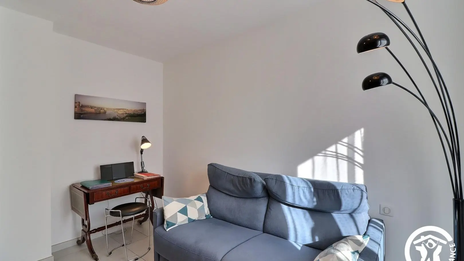 Salon avec canapé et bureau