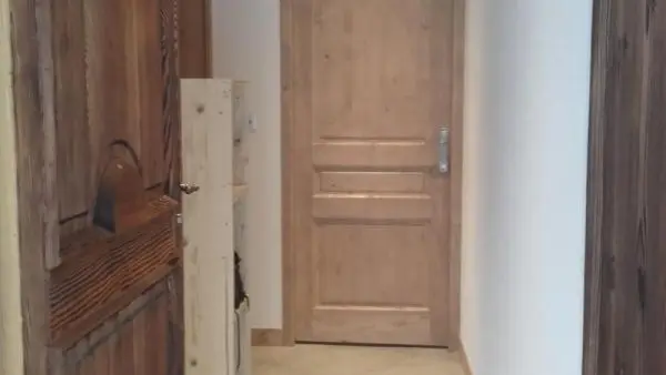 Entrée de l'appartement avec rangement matériel ski