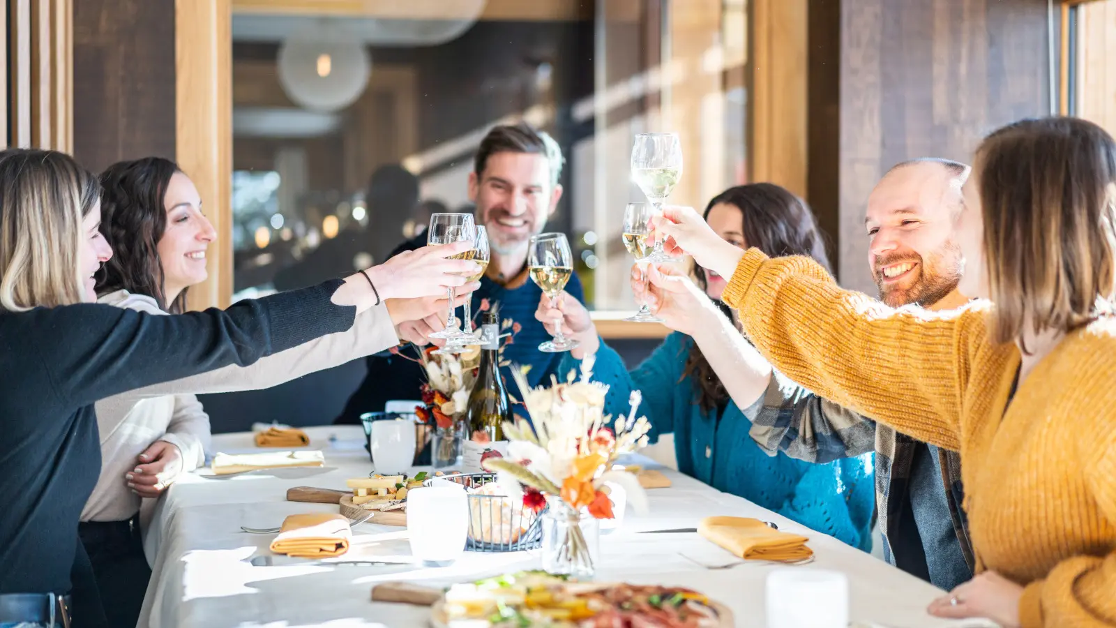 Moment convivial au restaurant entre amis_Le Solstice