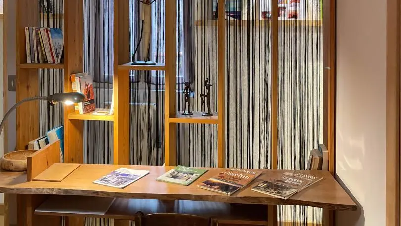 Le mur claustra-bibliothèque avec de nombreuses documentations sur la région