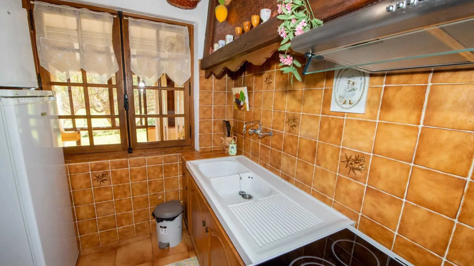 Laure-Anne-Fenêtre cuisine-Saint-Auban-Gîtes de France Alpes Maritimes.