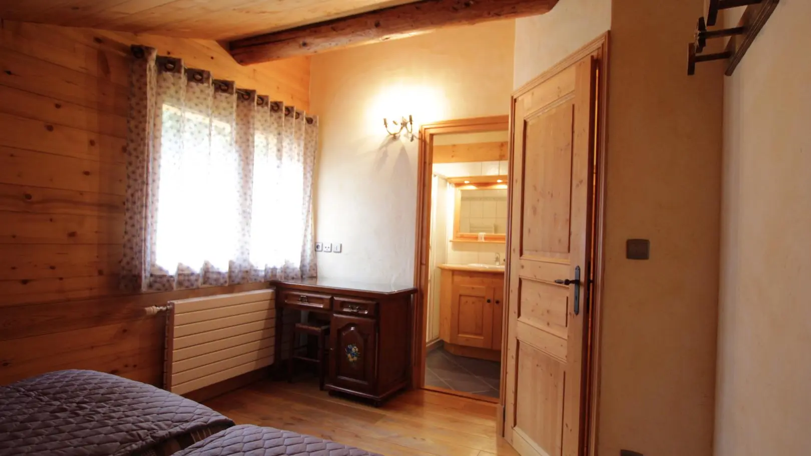 Chambre avec coin bureau et salle d'eau.