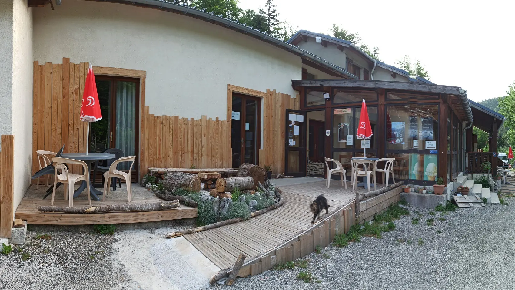 Vue de l'entrée du gîte et auberge de Carri - La Chapelle en Vercors