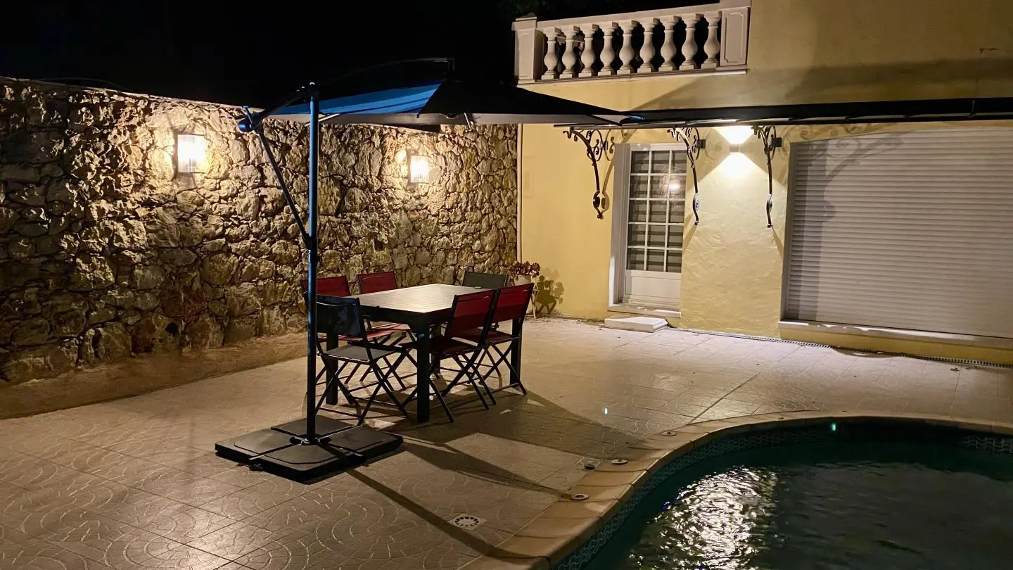 Villa reflets du sud- Coin repas nuit - Gîtes de France Alpes-Maritimes