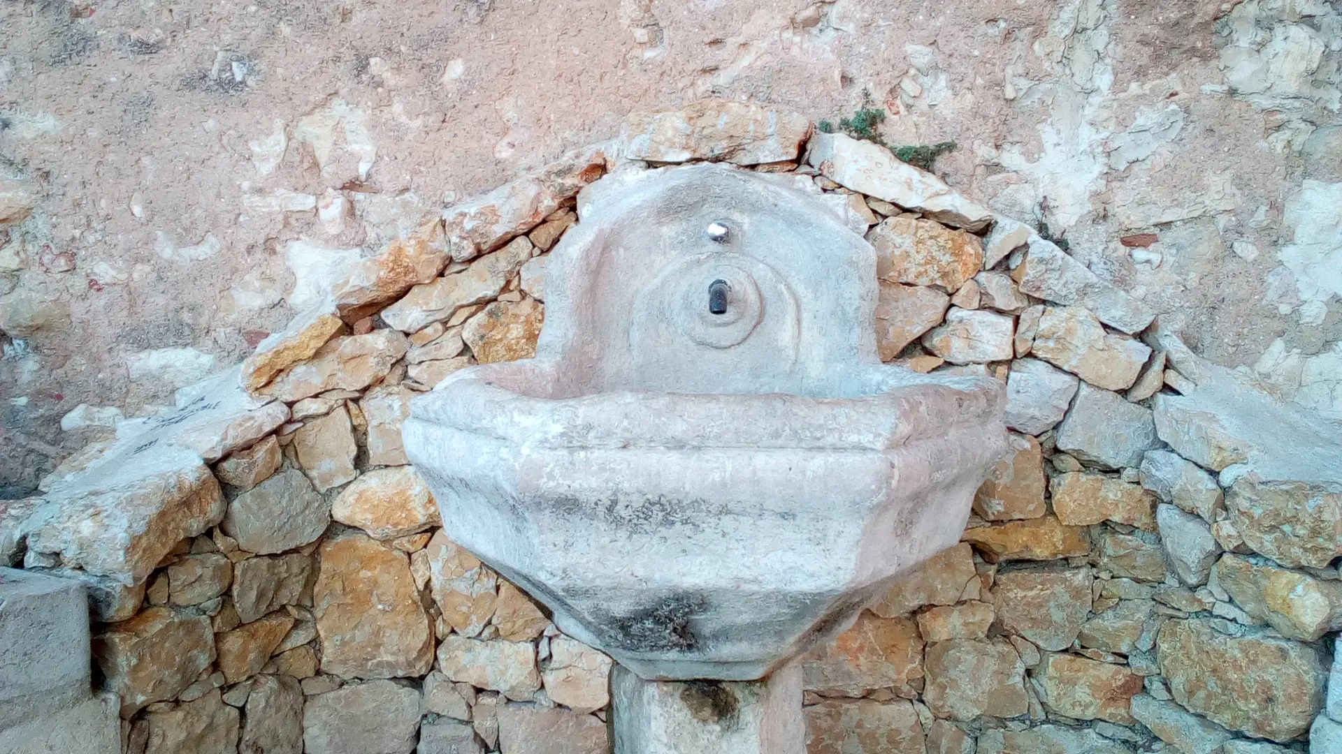 Fontaine place Hôpital Royal - Aups