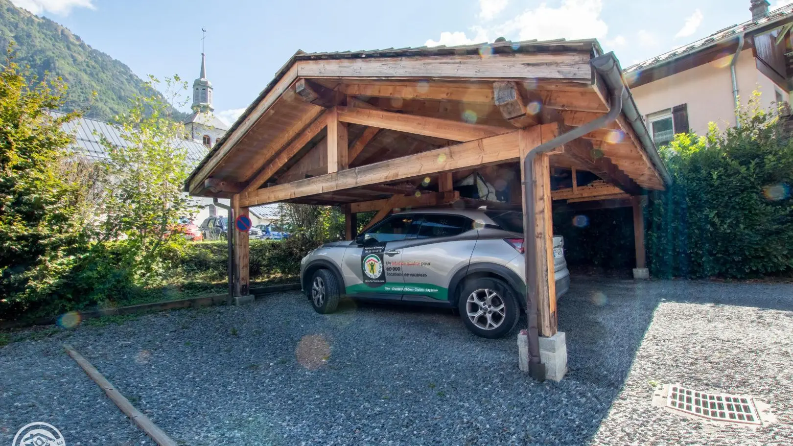 Stationnement - 1 place extérieure et 1 place couverte