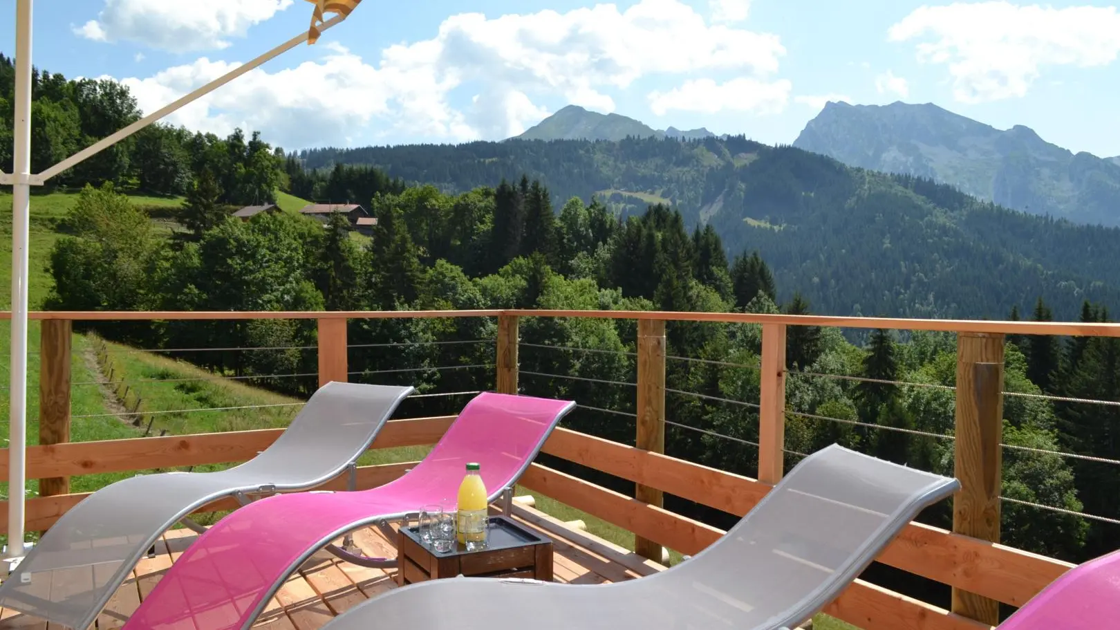 Prolongement de terrasse, salon de jardin et barbecue à coté