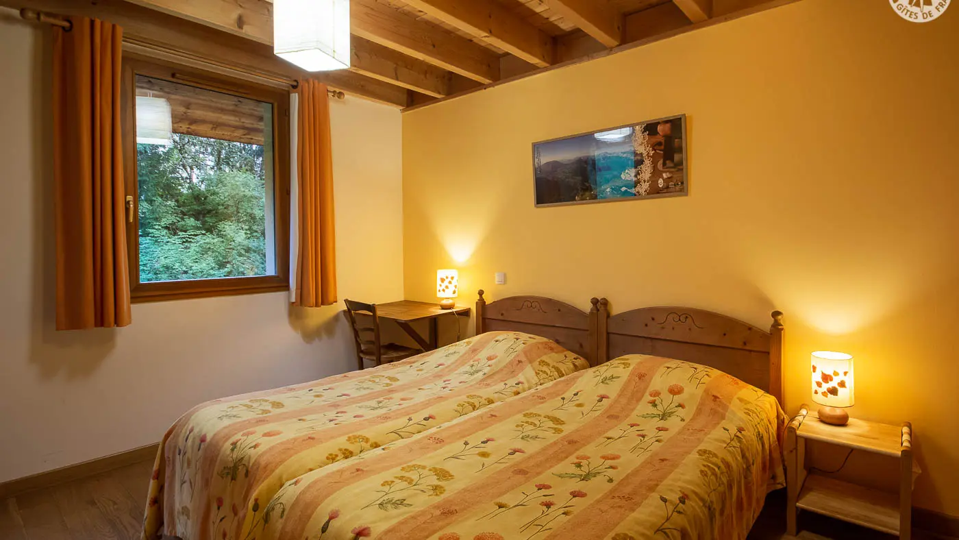 Chambre L'Herbe aux Perles, avec 2 petits lits. Sanitaires privatifs et accès au balcon