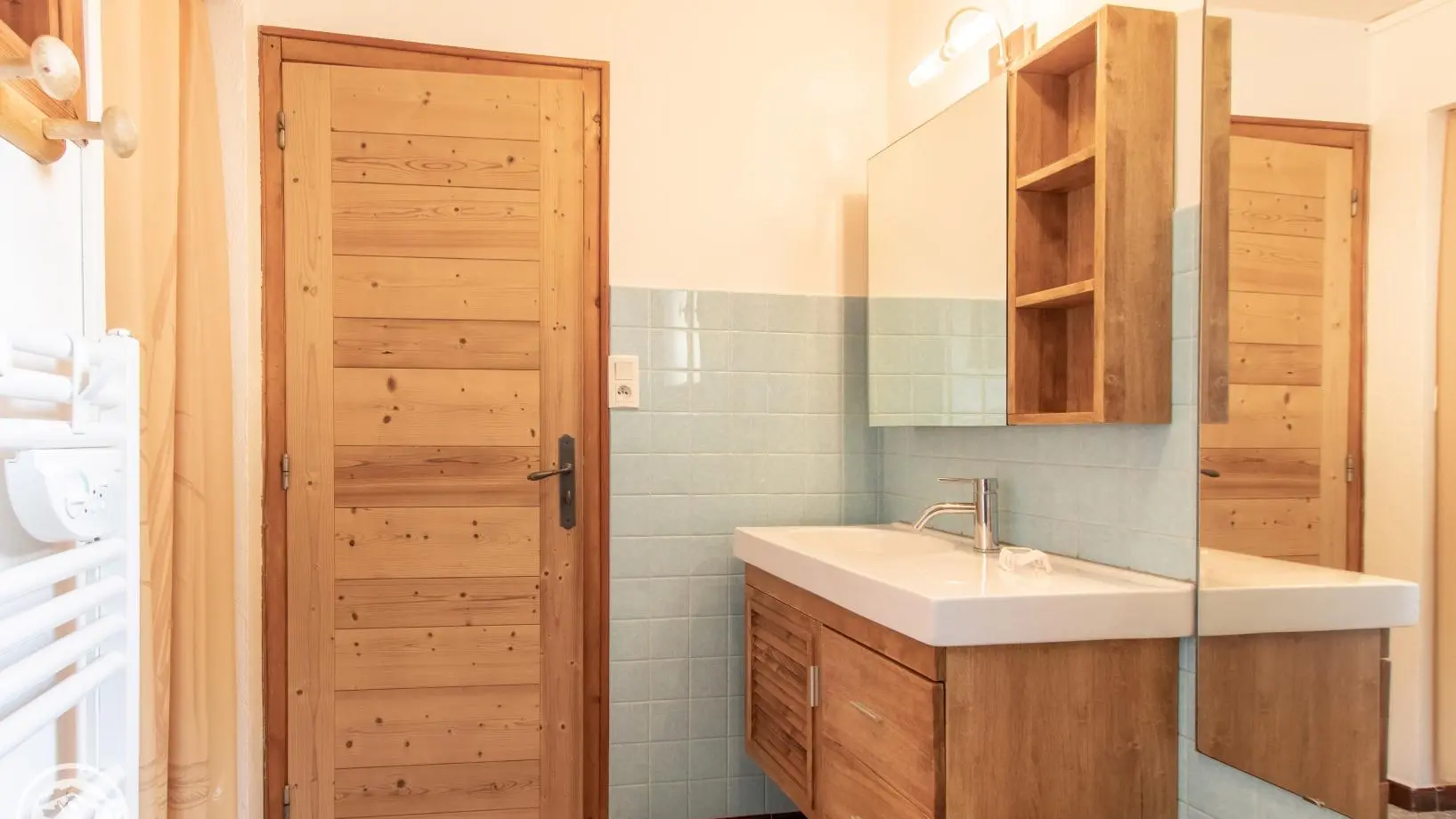 Salle d'eau avec douche