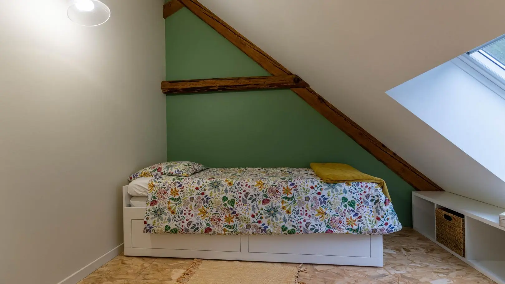 Un canapé 2 places composé de 2 matelas séparés sur un sommier gigogne 160x190 cm