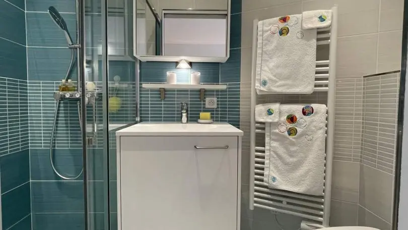 Maison SmartAzur-Chambre Jaune-Salle d'eau-Chambres d'Hôtes-VENCE-Gîtes de France Alpes-Maritimes