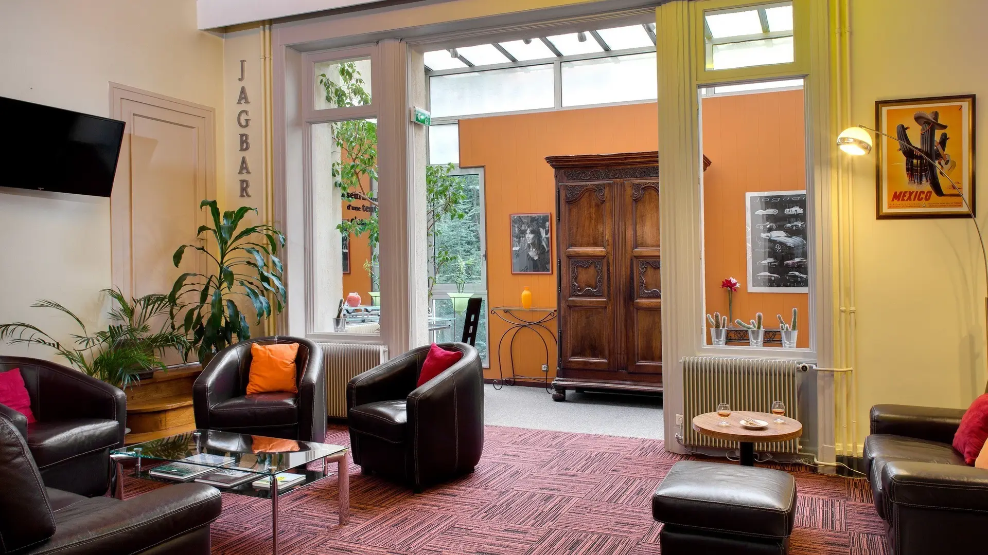 LOUNGE BAR