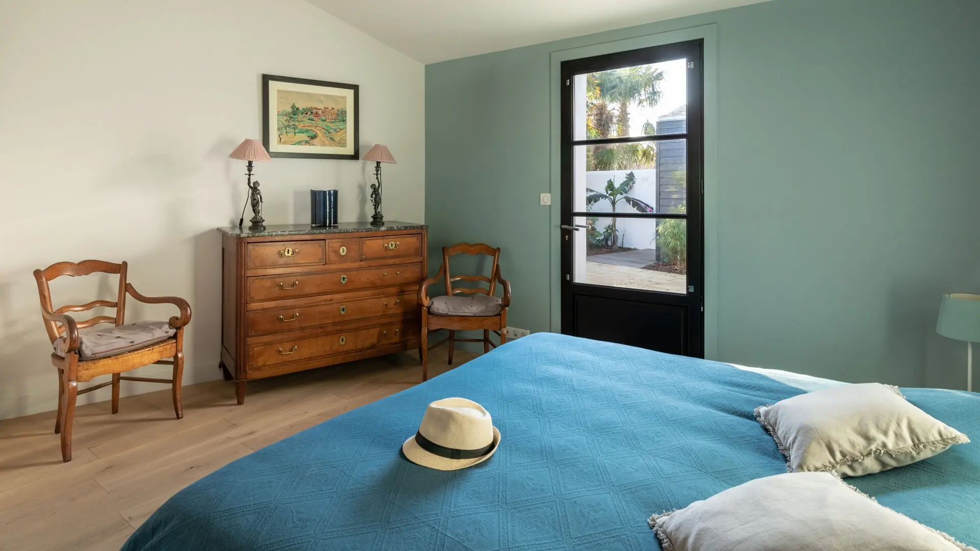 Habitación con cama doble