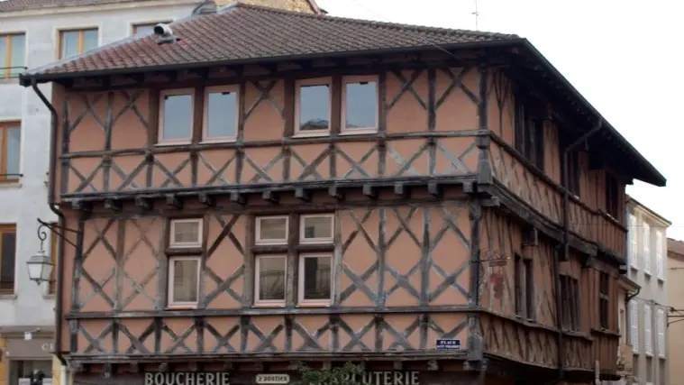 Maison à colombage place Saint Philibert à Charlieu