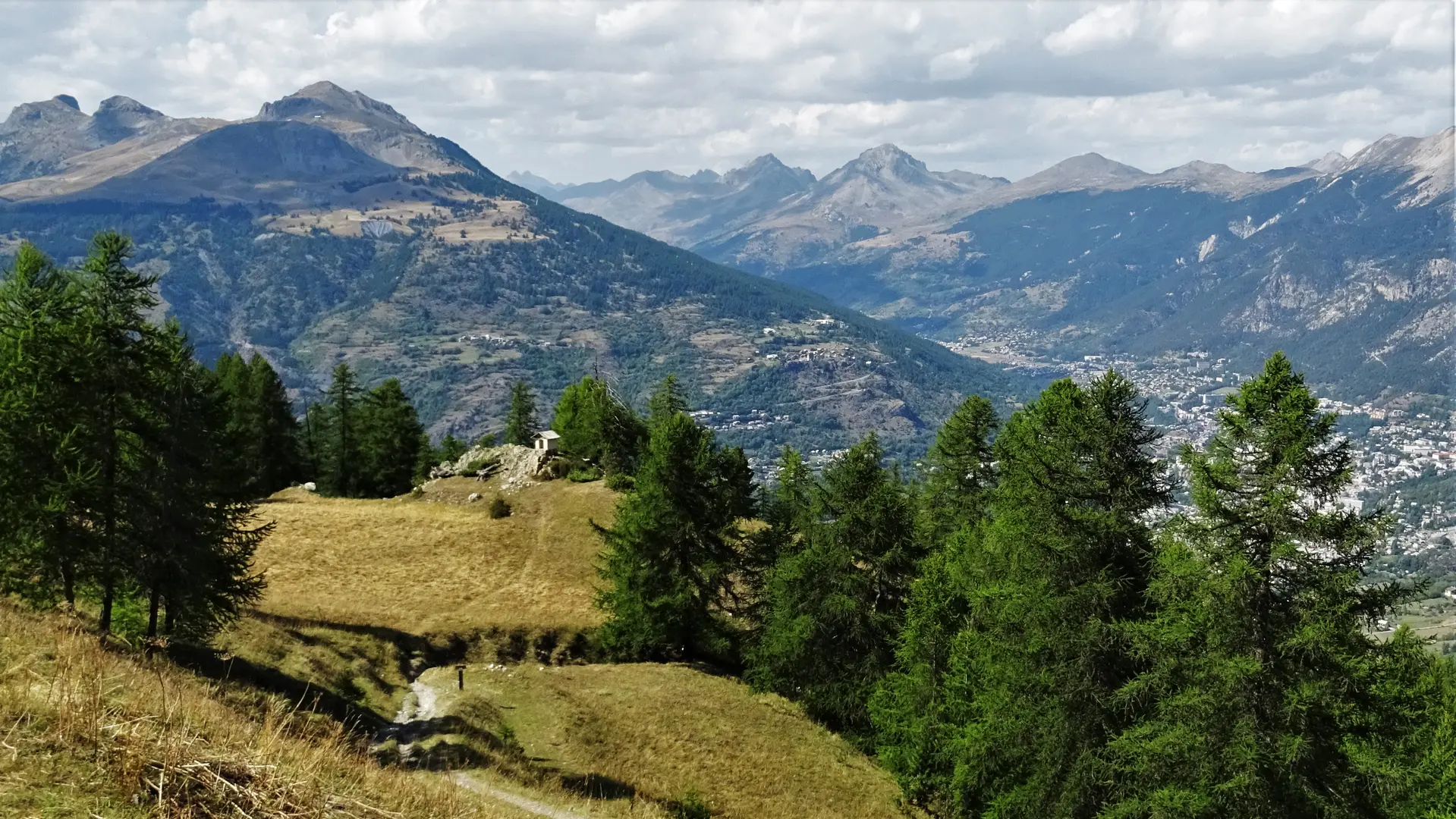 Vue sur briancon depuis le sentier