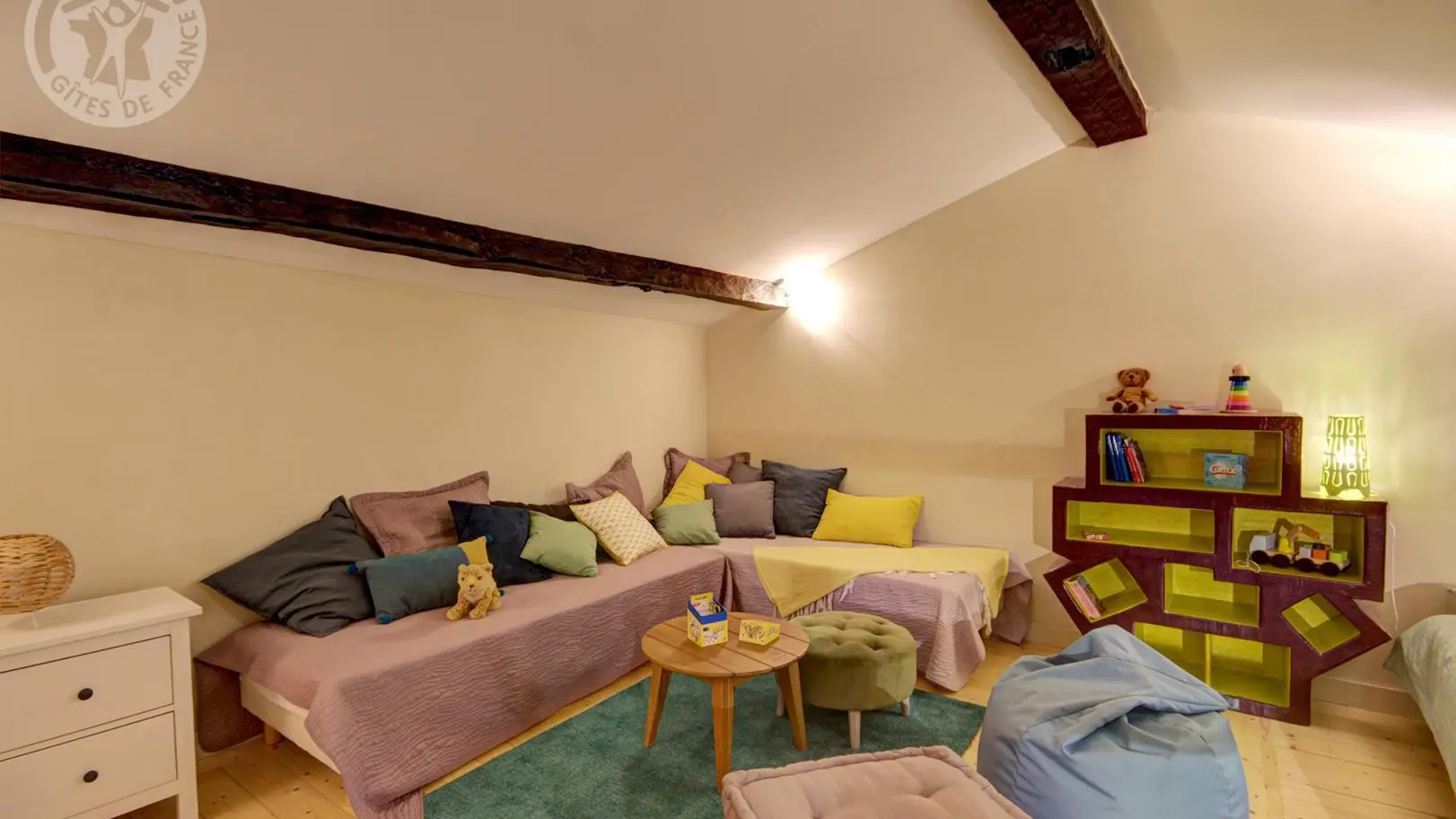 Chambre Chartreuse verte avec 2 lits 90 + une mezzanine ouverte pour accéder à 2 lits de 80 cm.