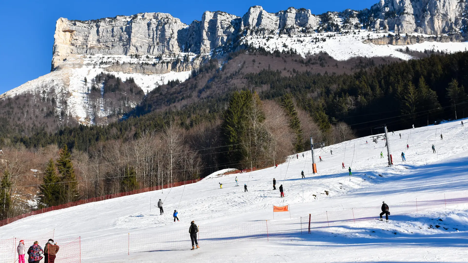 Les skieurs sur la piste de la station du Granier