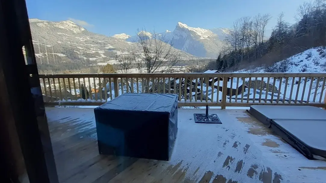 terrasse et jacuzzi avec vue sur le Criou