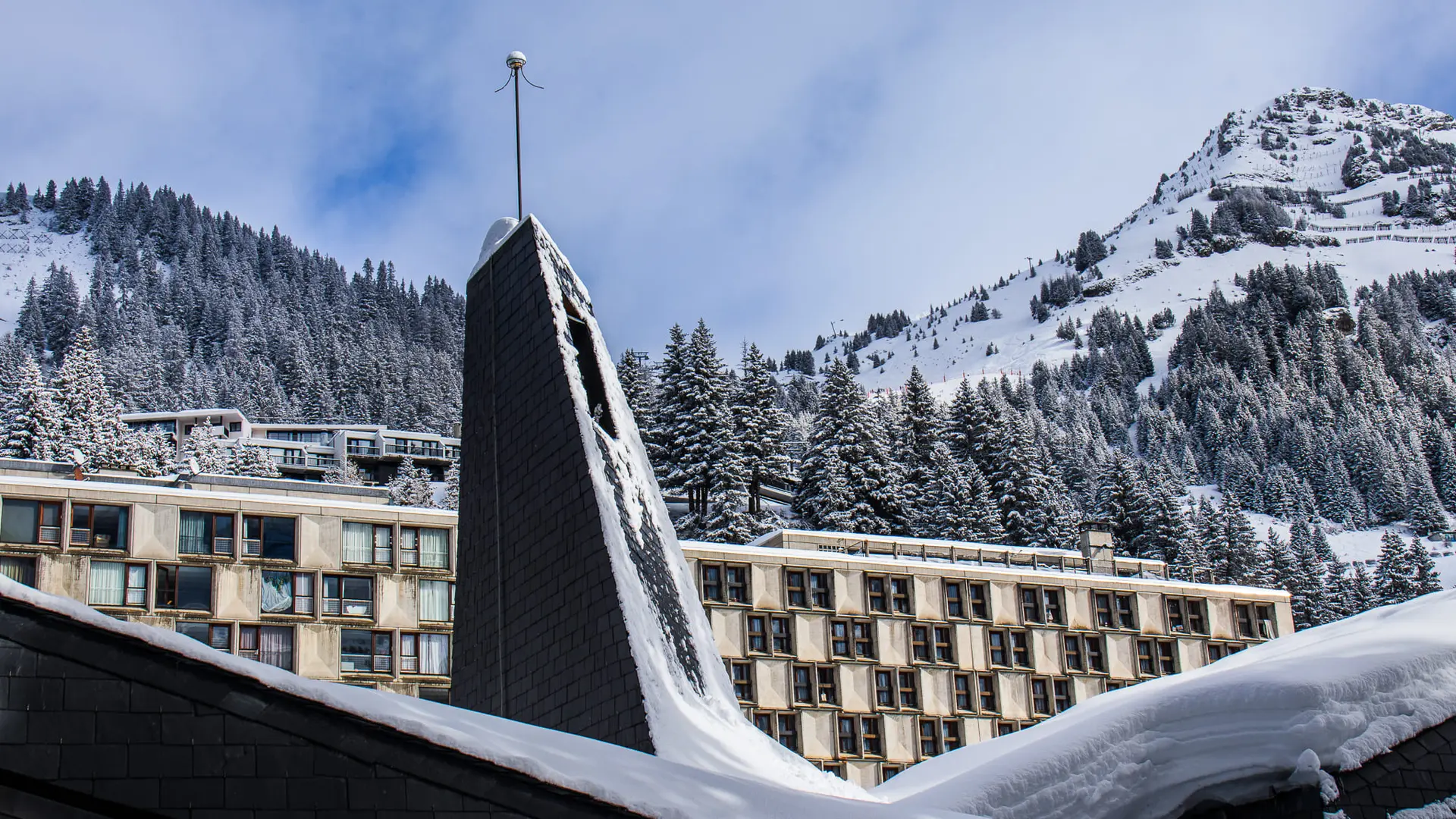 Chapelle Œcuménique à Flaine Forum en Hiver (vue derrière)