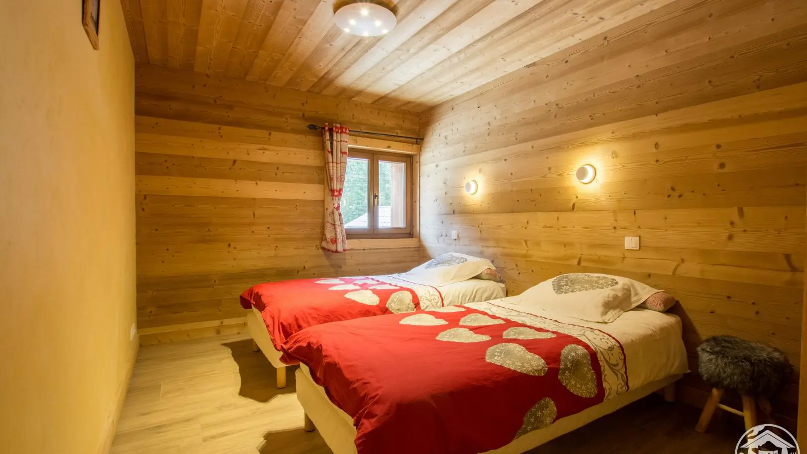 Chambre 3 au rez-de-chaussée avec 2 lits 1 personne jumelables, salle d'eau