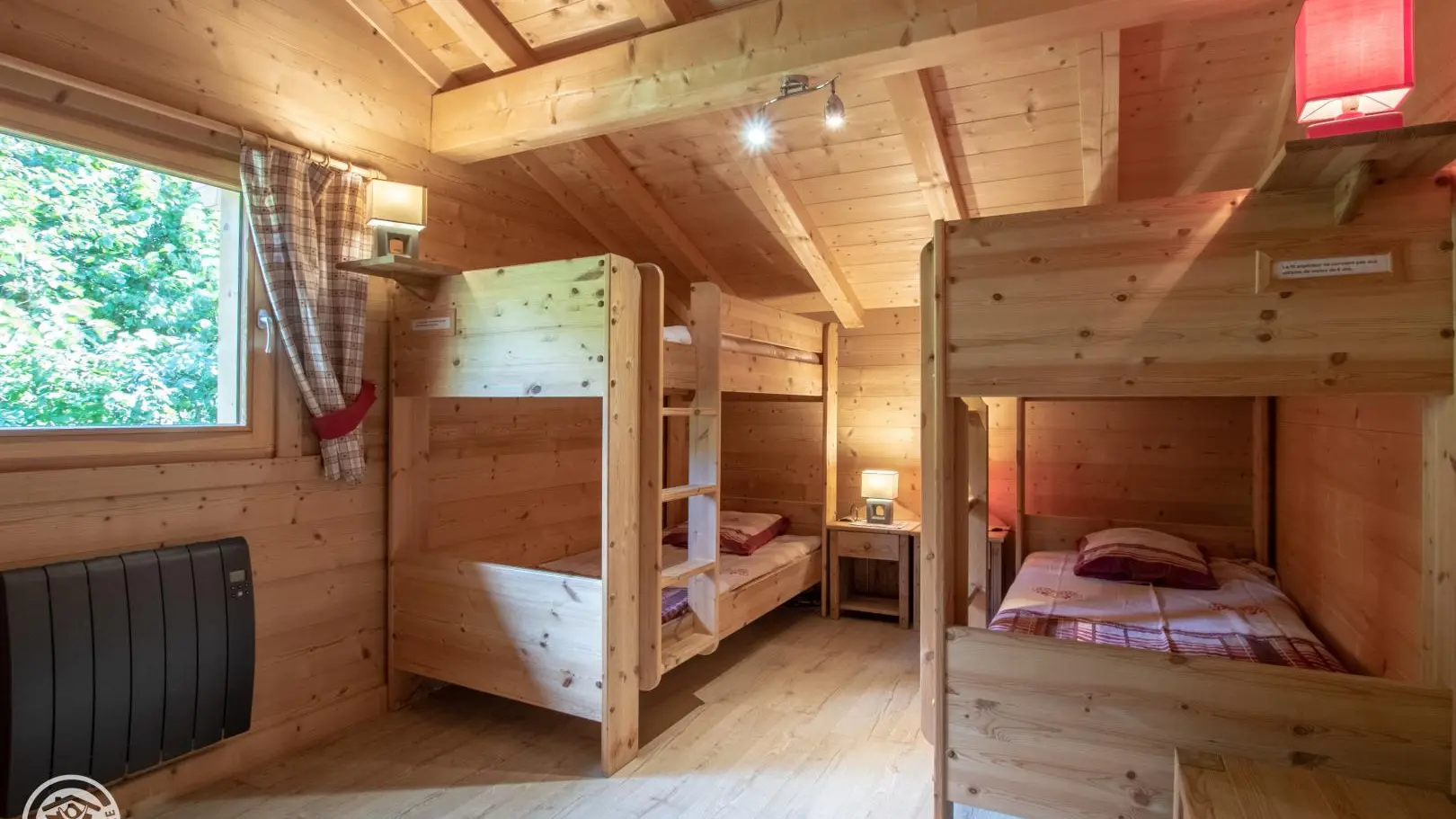 Chambre avec 2x2 lits superposés.